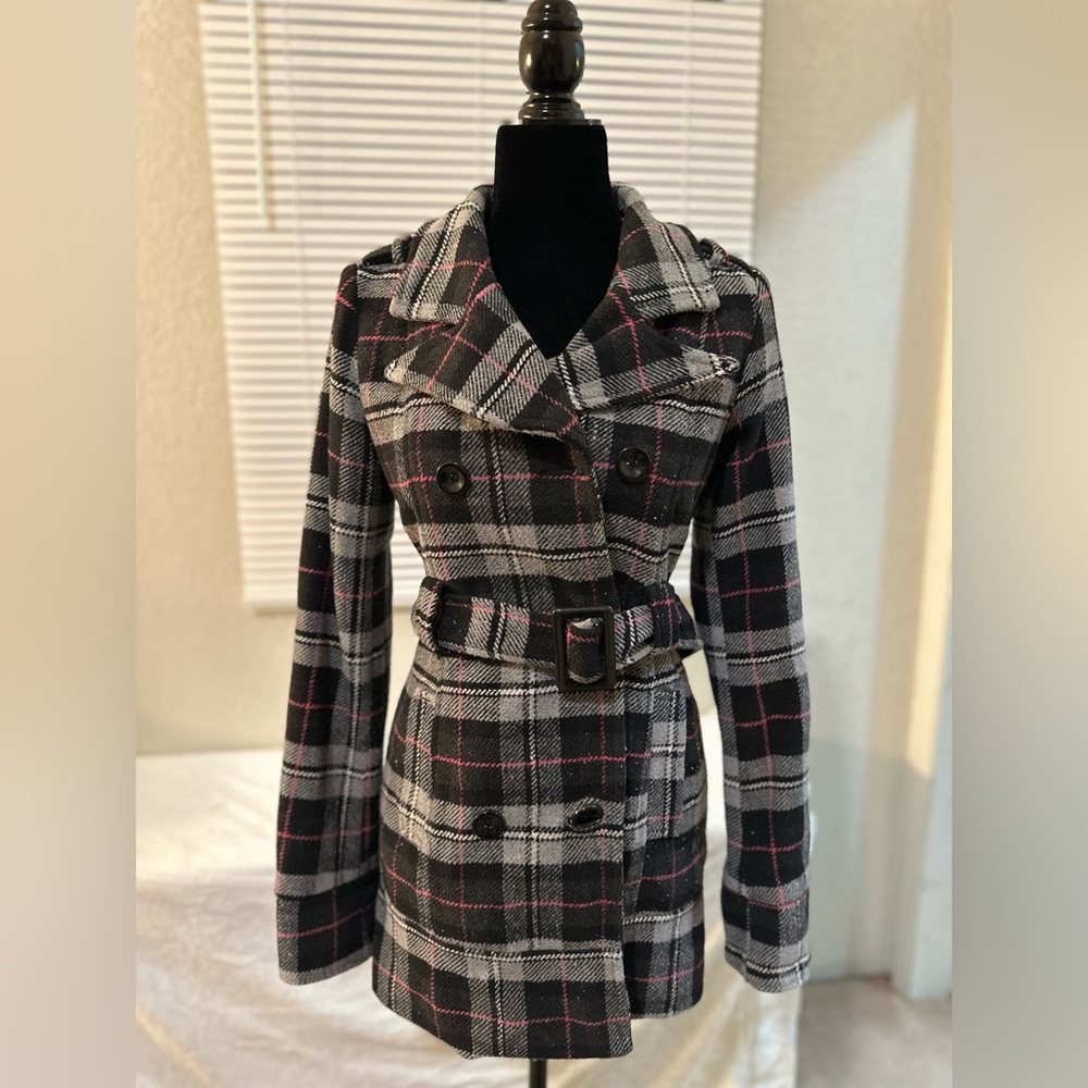Chic combination of grey, pink and black hues. Juniors medium pea coat.